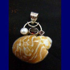 pendant..natural shell,pearl